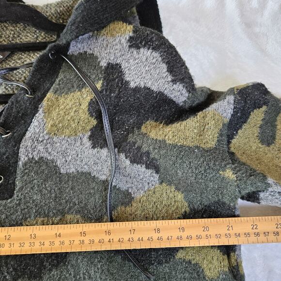 Rock & Republic Green Camo Hoodie Sweater LaceUp V-Neck Fall Grunge Sleeze Large - Picture 8 of 8